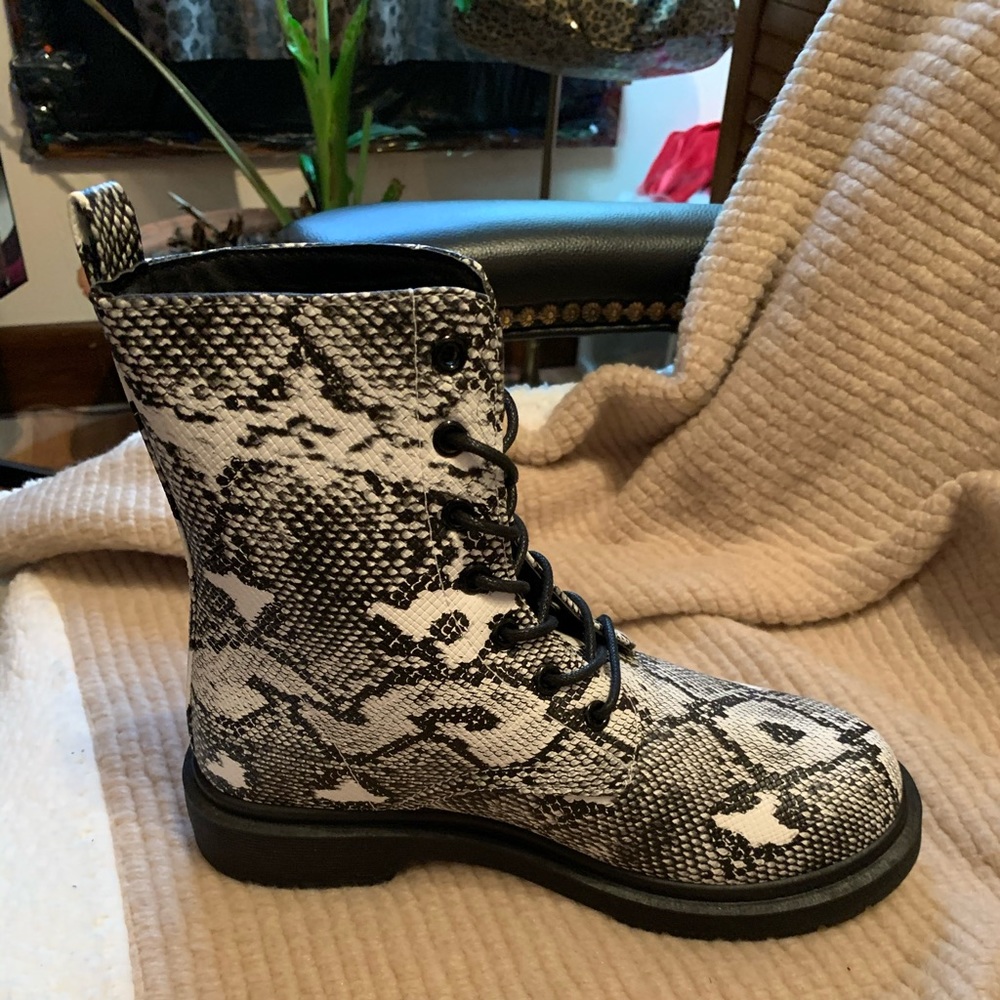 Ankle boot lease up front snake print